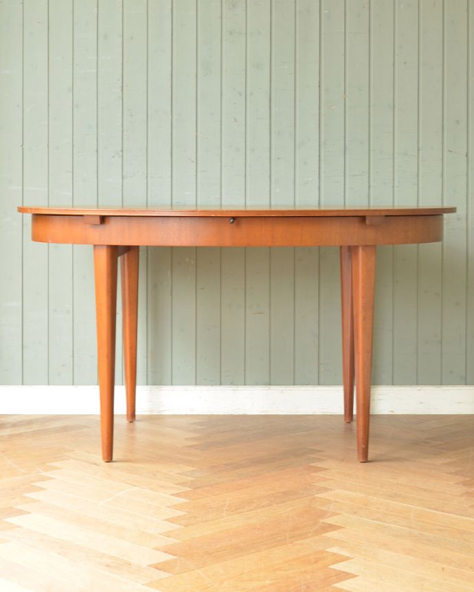アンティークのテーブル　アンティーク家具　北欧テイストのDANISHのヴィンテージ家具、伸張式のダイニングテーブル。横から見た姿は…シンプルなデザインなので、どんなお部屋にも似合っちゃうんです。(x-838-f)