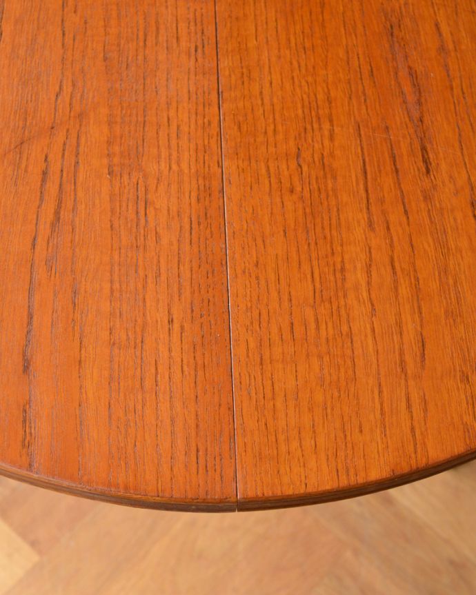 アンティークのテーブル　アンティーク家具　北欧テイストのDANISHのヴィンテージ家具、伸張式のダイニングテーブル。シンプルな木目がカッコイイ天板を近くで見てみるとこんな感じです。(x-838-f)