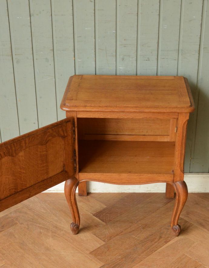 アンティークのキャビネット　アンティーク家具　フランスから届いた小さくて可愛い家具、猫脚のアンティークナイトテーブル。内側も同じ木肌の色です。(x-839-f)