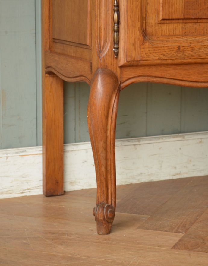 アンティークのキャビネット　アンティーク家具　フランスから届いた小さくて可愛い家具、猫脚のアンティークナイトテーブル。スラリと伸びた美しい猫脚。(x-839-f)