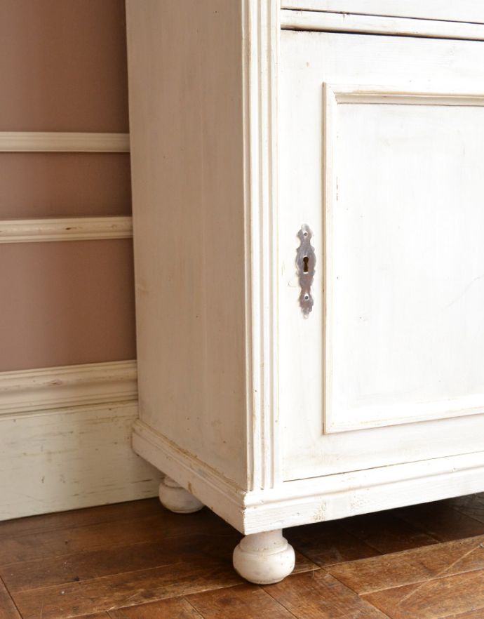 アンティークのキャビネット　アンティーク家具　フランスのアンティーク家具、ホワイトペイントのキレイなガラスキャビネット。玉ねぎ形の脚。(x-848-f)
