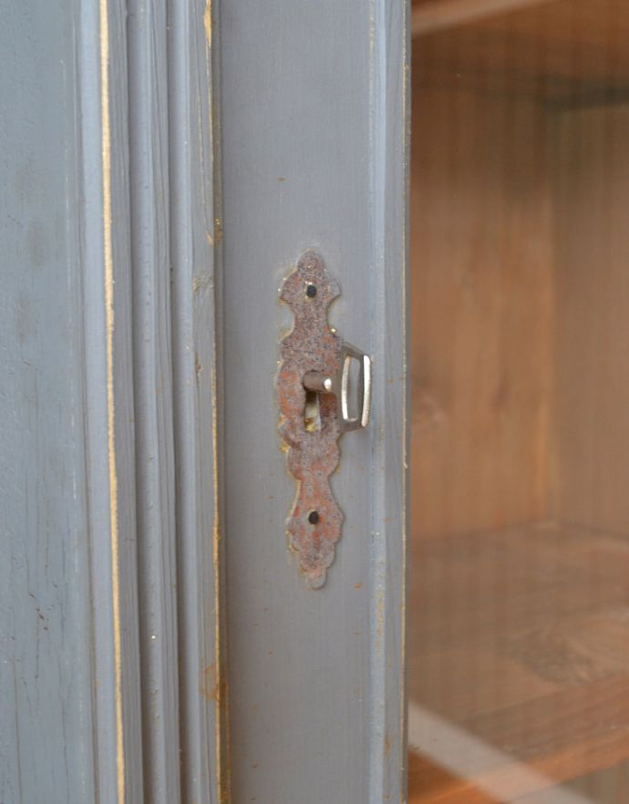 アンティークのキャビネット　アンティーク家具　フランスのアンティーク家具、ペイント仕上げのスリムなガラスキャビネット。鍵穴２つに共通して使える鍵が1本付いています。(x-849-f)