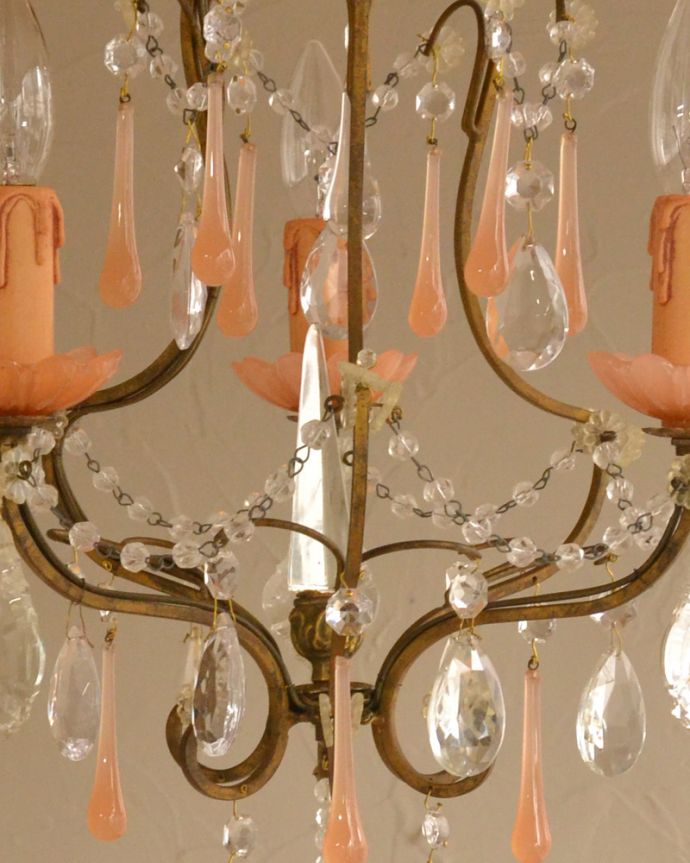 シャンデリア　照明・ライティング　ピンクのガラスが美しいアンティークの3灯シャンデリア(E17シャンデリア球付)。。(x-849-z)