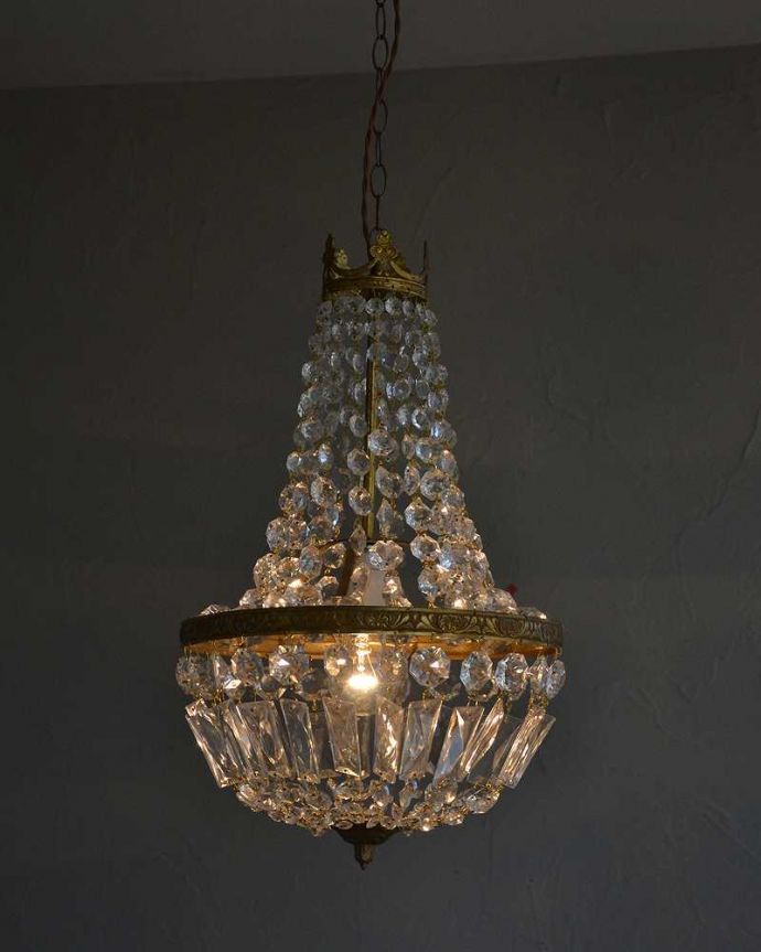 シャンデリア　照明・ライティング　フランス輸入のアンティーク シャンデリア(１灯)（Ｅ17シャンデリア球付）。灯りが灯るとさらにゴージャスな雰囲気になります。(x-850-z)