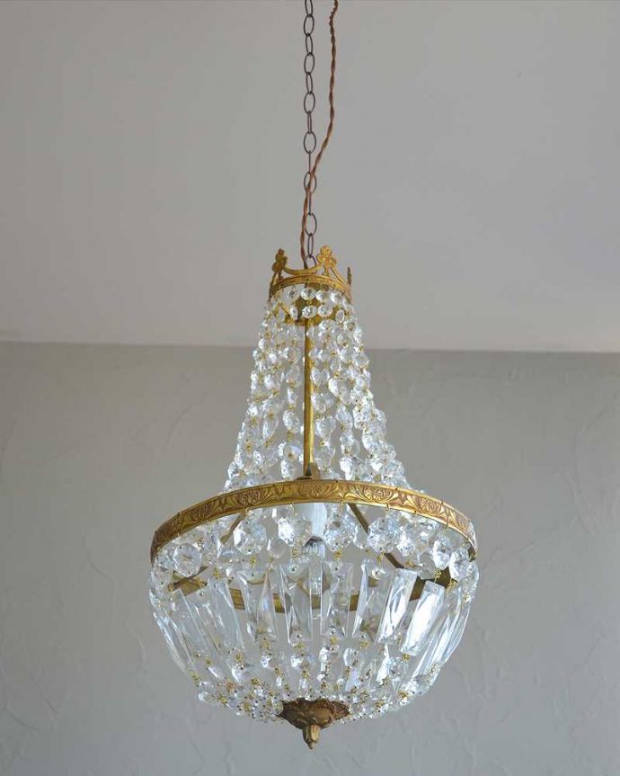 シャンデリア　照明・ライティング　フランス輸入のアンティーク シャンデリア(１灯)（Ｅ17シャンデリア球付）。真鍮の装飾も美しいデザインです。(x-850-z)