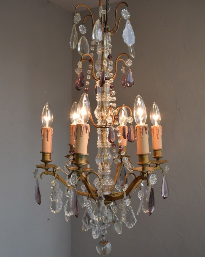シャンデリア　照明・ライティング　ガラスの支柱、ビーズが煌くフランスのアンティークシャンデリア(6灯)（Ｅ17シャンデリア球付） 。。(x-856-z)