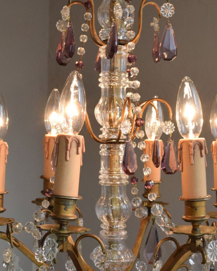 シャンデリア　照明・ライティング　ガラスの支柱、ビーズが煌くフランスのアンティークシャンデリア(6灯)（Ｅ17シャンデリア球付） 。。(x-856-z)