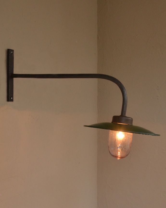壁付けブラケット　照明・ライティング　フランスらしいデザインにうっとり、アンティークデッキランプ (外灯）（E26球付）。。(x-857-z)