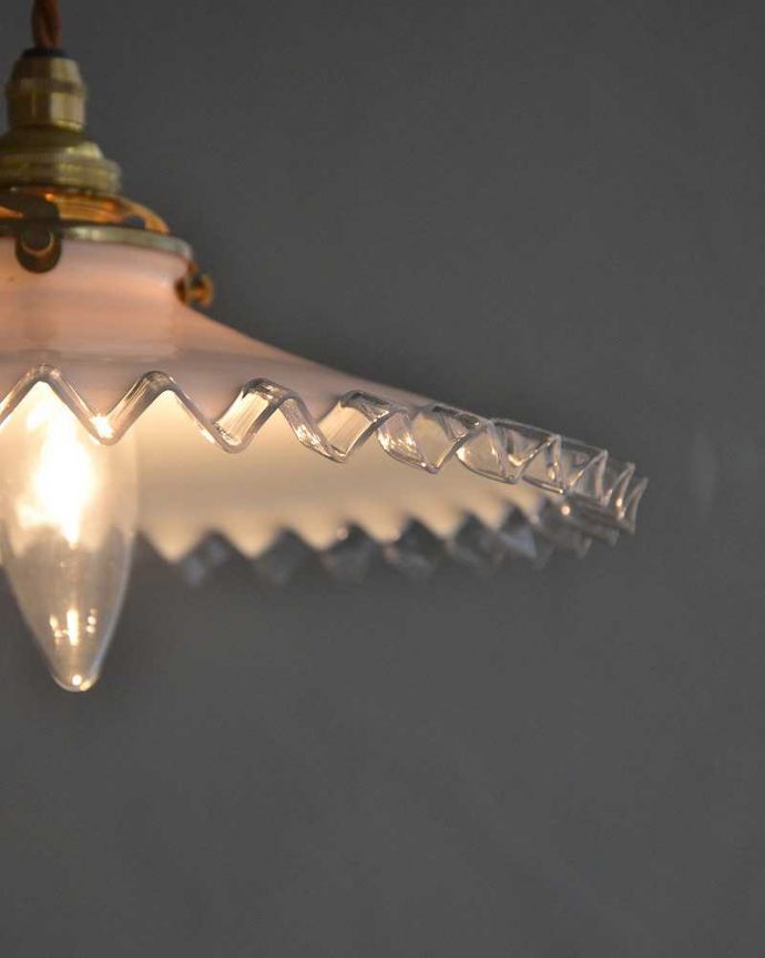 ペンダントライト　照明・ライティング　ミルクガラスのアンティークペンダントライト（コード・シャンデリア電球・ギャラリーA付き）。。(x-862-z)