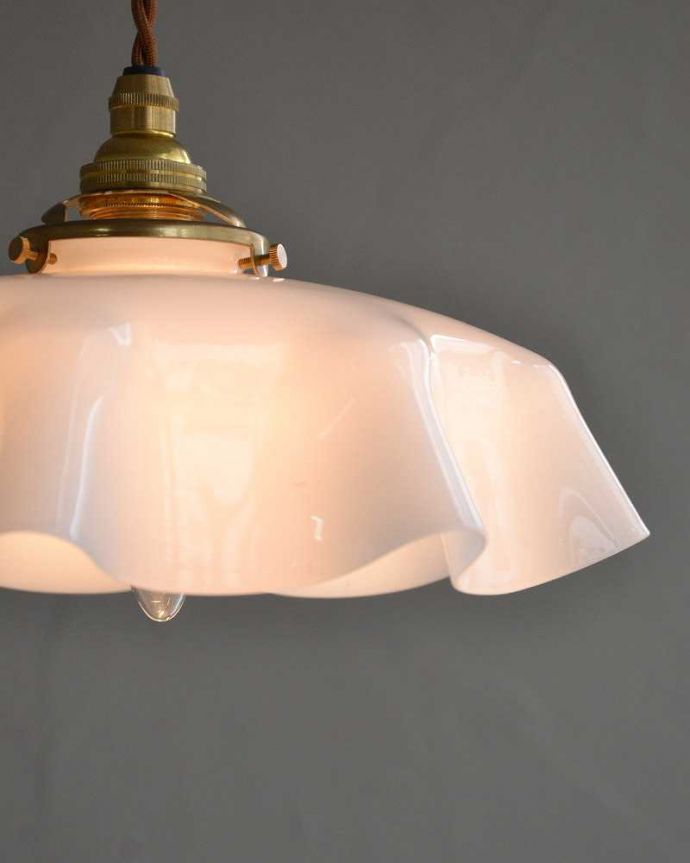 ペンダントライト　照明・ライティング　波うつデザインが可愛いアンティークのガラスランプシェード（コード・シャンデリア電球・ギャラリーA付き）　。。(x-863-z)