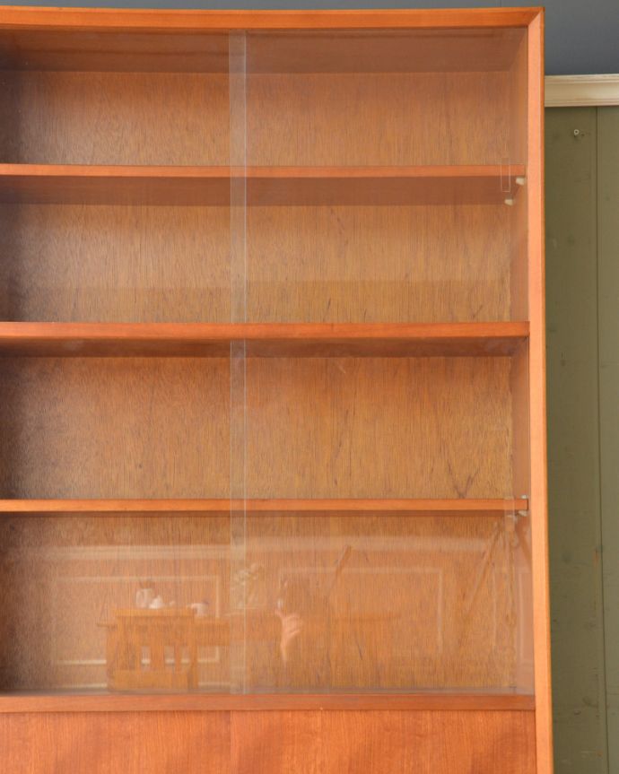 本棚や飾り棚に使えるヴィンテージ家具、引き戸付きのガラス 