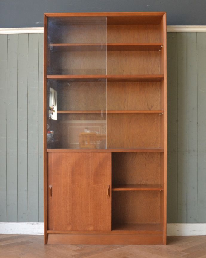 本棚や飾り棚に使えるヴィンテージ家具、引き戸付きのガラスキャビネット（Herbert Gibbs社）
