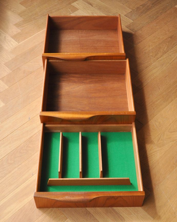 サイドボード　アンティーク家具　マッキントッシュ社のヴィンテージサイドボード。引き出しがあるので細かいものもしまえます。(x-866-f)