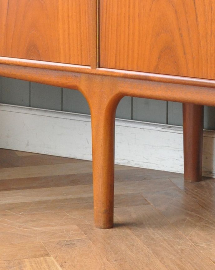 サイドボード　アンティーク家具　マッキントッシュ社のヴィンテージサイドボード。脚はすっきりしたデザインです。(x-866-f)