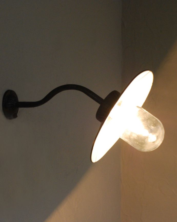 壁付けブラケット　照明・ライティング　フランスから届いたアンティークウォールランプ（外灯）（E26球付き）。。(x-867-z)