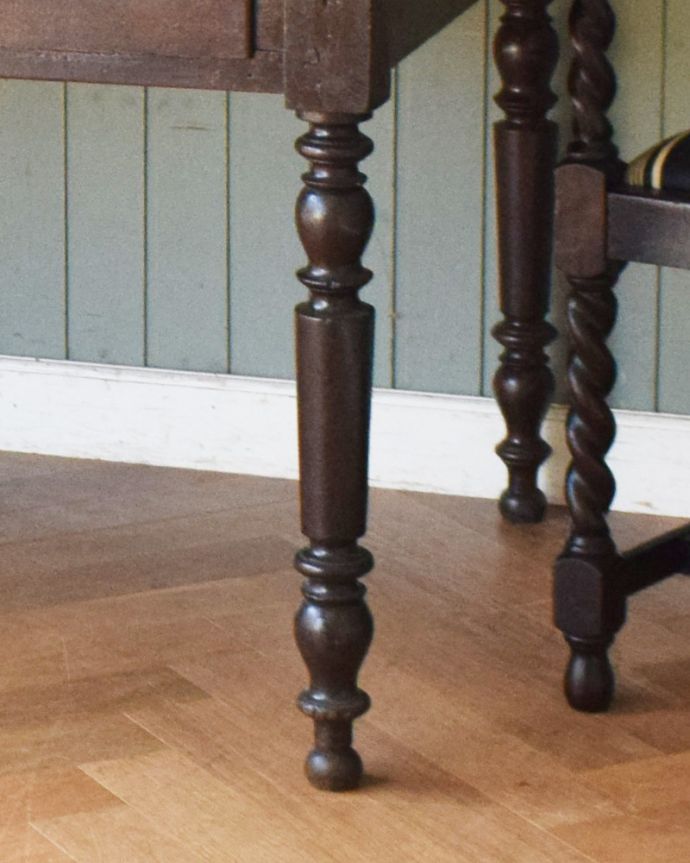 アンティークのデスク・書斎机　アンティーク家具　フランス輸入の脚がキレイなアンティーク家具、テーブルにもデスクにもなる使えるサイズ。彫が入った脚がアンティークならでは。(x-868-f)