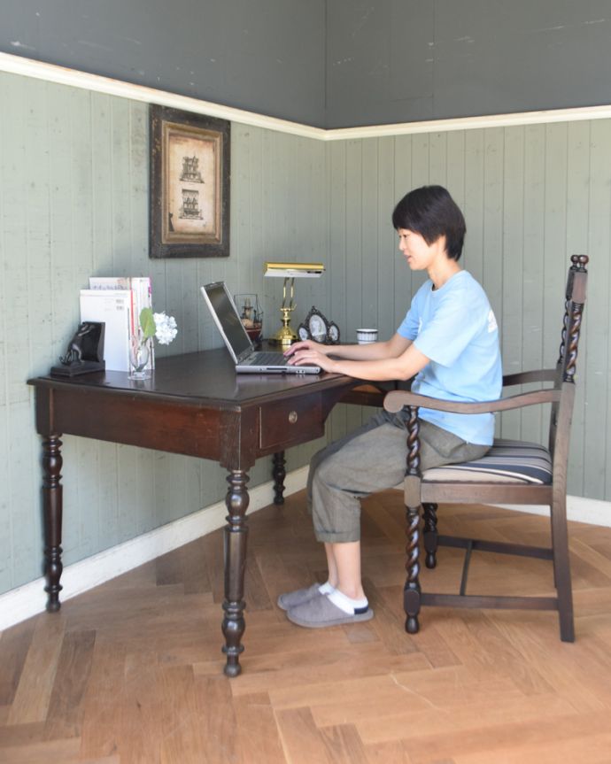 アンティークのデスク・書斎机　アンティーク家具　フランス輸入の脚がキレイなアンティーク家具、テーブルにもデスクにもなる使えるサイズ。パソコンデスクにピッタリ。(x-868-f)