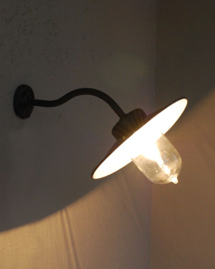 お家をほっと明るく照らすレトロなグリーンのデッキランプ（外灯）