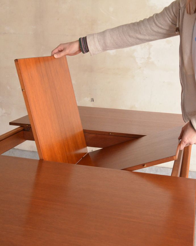 ロイドテーブル　アンティーク家具　食卓で使えるエクステンションテーブル、マッキントッシュのヴィンテージ家具。中にたたまれている天板を引き出すだけです。(x-870-f)
