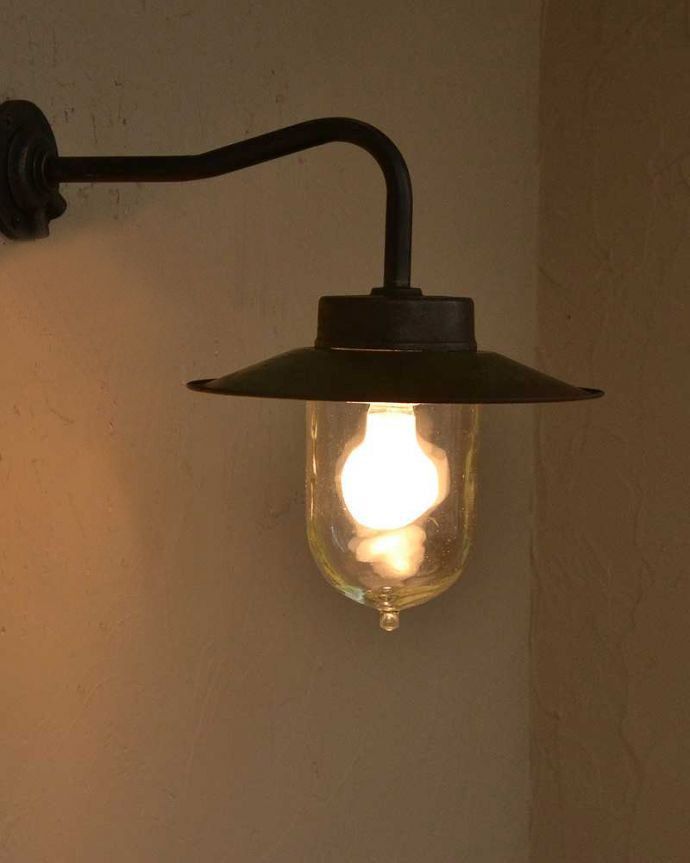 壁付けブラケット　照明・ライティング　フランス輸入のアンティークデッキランプ (外灯）（E26球付）。フランスらしいデザインで玄関をオシャレに照らします玄関をフレンチ気分で照らしてくれる外灯。(x-871-z)