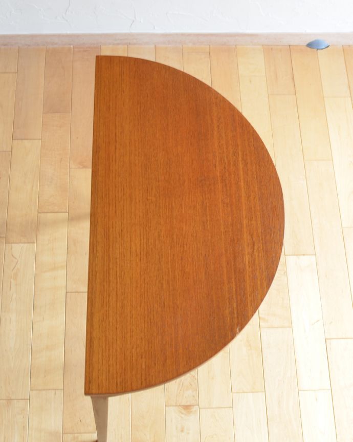 ロイドテーブル　アンティーク家具　ヴィンテージの北欧インテリア、半月型のコンソールテーブル（サイドテーブル）。半円形の天板です。(x-872-f)