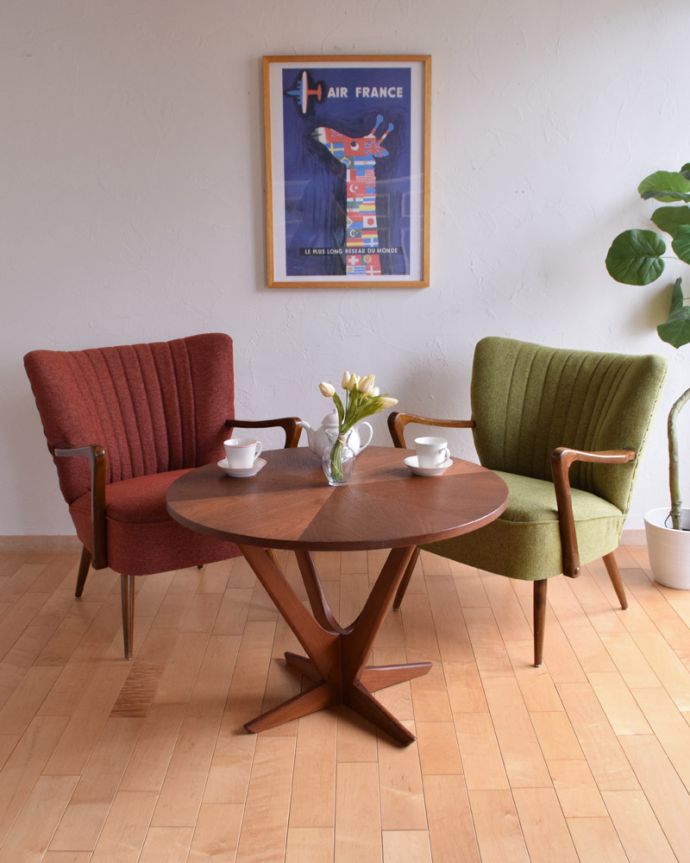 北欧ビンテージスタイル　アンティーク家具　George Jensenのヴィンテージ家具、チーク材の丸いセンターテーブル（コーヒーテーブル）。ラウンジチェアを合わせればまるでカフェのような心地よい雰囲気です。(x-873-f)