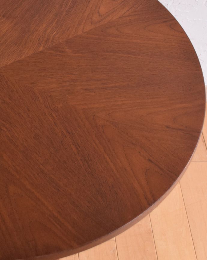 北欧ビンテージスタイル　アンティーク家具　George Jensenのヴィンテージ家具、チーク材の丸いセンターテーブル（コーヒーテーブル）。木目の色に合わせてデザインされた天板は美意識の高さを感じます。(x-873-f)