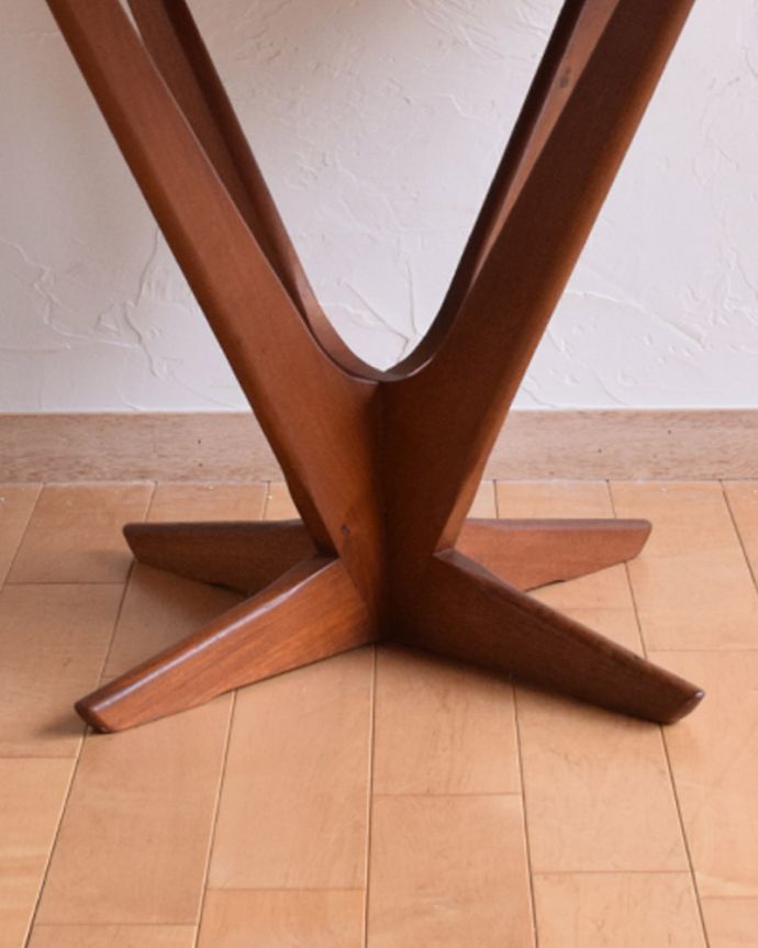 北欧ビンテージスタイル　アンティーク家具　George Jensenのヴィンテージ家具、チーク材の丸いセンターテーブル（コーヒーテーブル）。※フェルトキーパーをお付けしてお届けしています。(x-873-f)