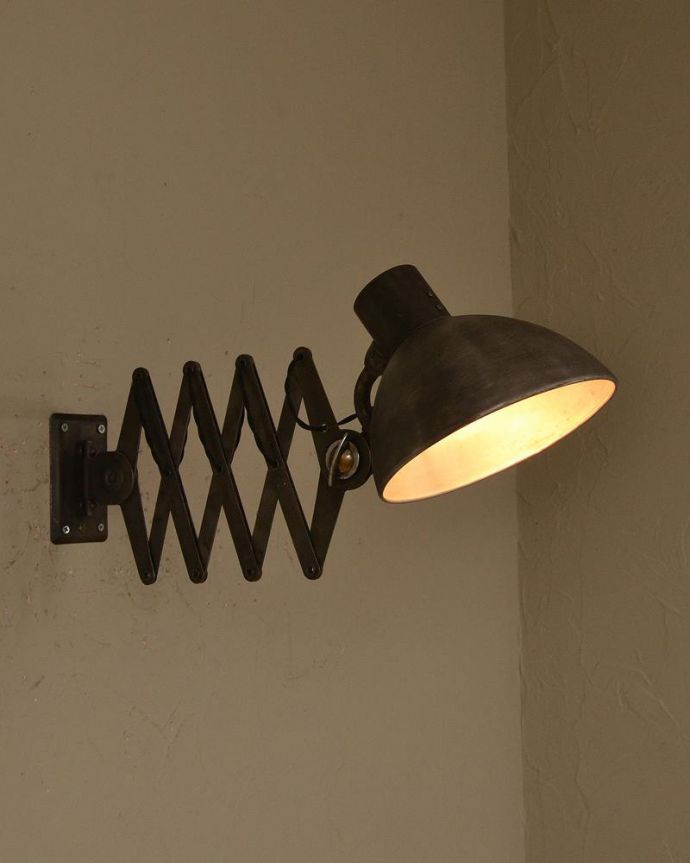 壁付けブラケット　照明・ライティング　北欧テイストに合うかっこいいヴィンテージの照明、イギリスのシザーランプ(E17シャンデリア球付)。。(x-873-z)