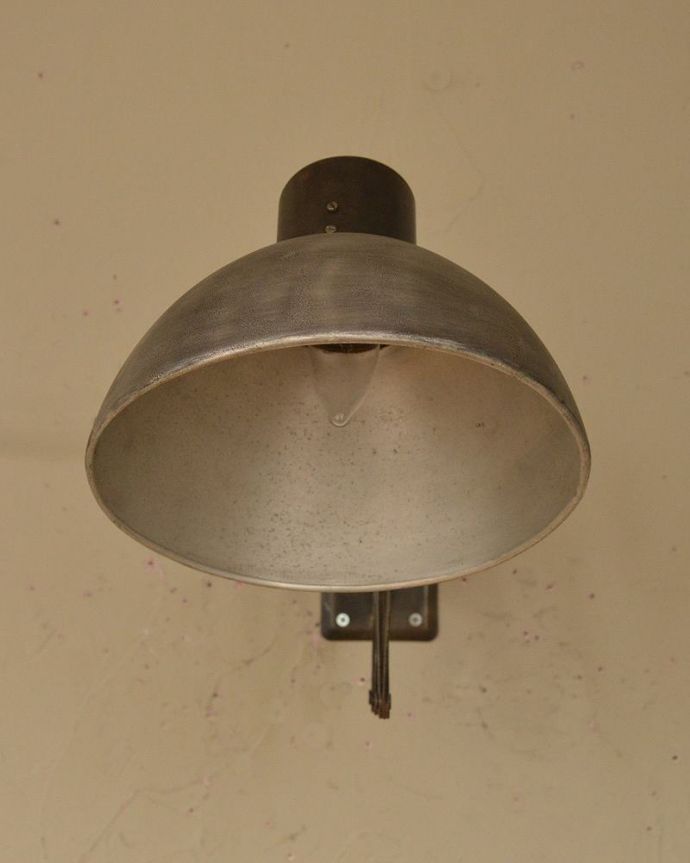 壁付けブラケット　照明・ライティング　北欧テイストに合うかっこいいヴィンテージの照明、イギリスのシザーランプ(E17シャンデリア球付)。。(x-873-z)