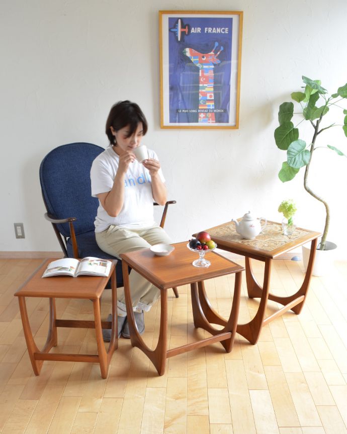 G-PLAN(Gプラン)　アンティーク家具　３つのテーブルがセットで届く！G-planのヴィンテージネストテーブル。大きさも高さも違う３つのテーブルは用途や場所によって使い分けられるからとっても便利！（モデルの身長は157cmです）。(x-874-f)