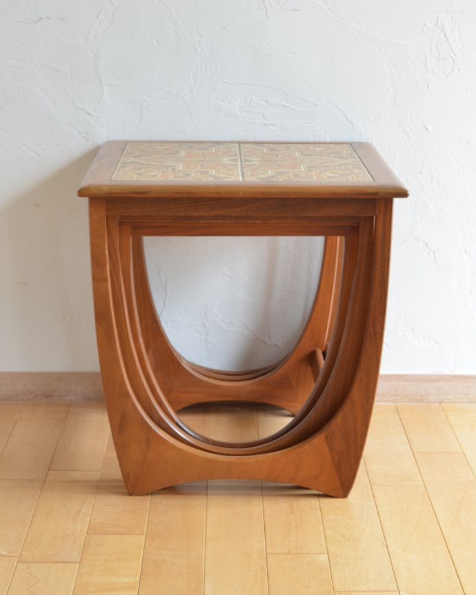 G-PLAN(Gプラン)　アンティーク家具　３つのテーブルがセットで届く！G-planのヴィンテージネストテーブル。小さなテーブルはこんな風に収まります。(x-874-f)