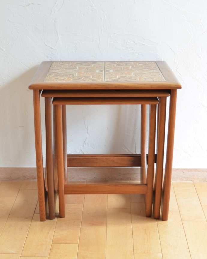 G-PLAN(Gプラン)　アンティーク家具　３つのテーブルがセットで届く！G-planのヴィンテージネストテーブル。繊細な形が美しい脚。(x-874-f)