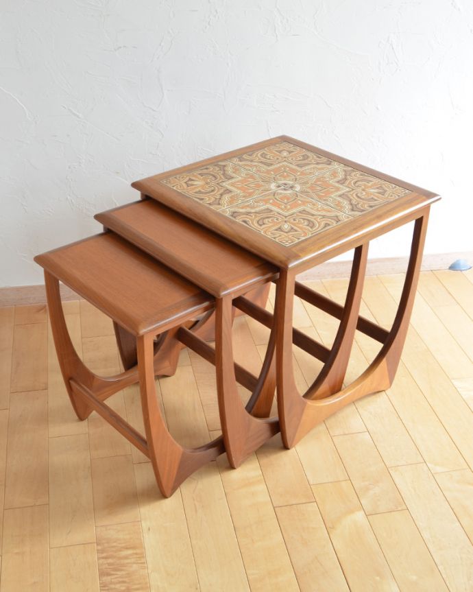 G-PLAN(Gプラン)　アンティーク家具　３つのテーブルがセットで届く！G-planのヴィンテージネストテーブル。スッキリとしたかっこいいデザイン。(x-874-f)