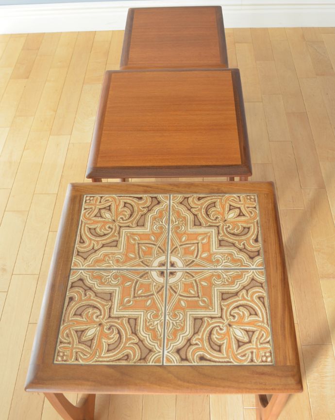 G-PLAN(Gプラン)　アンティーク家具　３つのテーブルがセットで届く！G-planのヴィンテージネストテーブル。天板もピカピカです。(x-874-f)