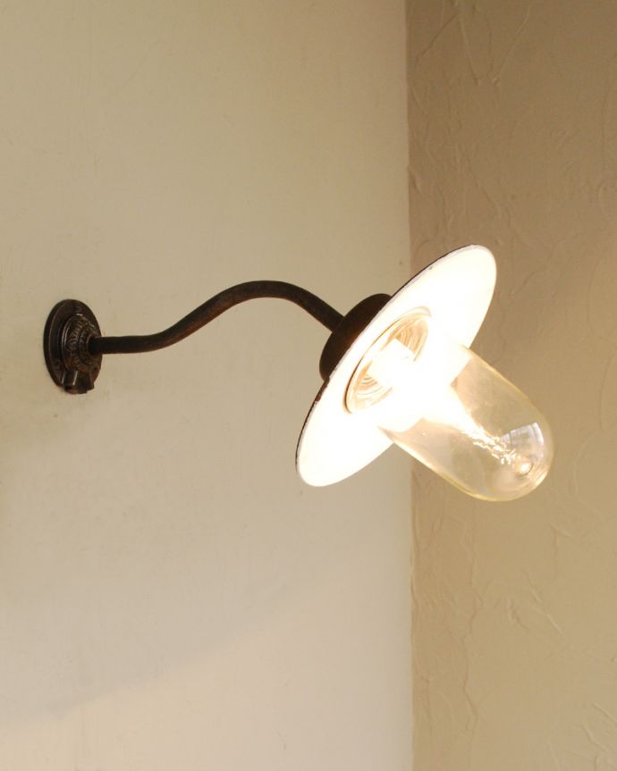 壁付けブラケット　照明・ライティング　アンティークのウォールデッキランプ、お洒落なポーチライト(外灯）（E26球付）。。(x-876-z)
