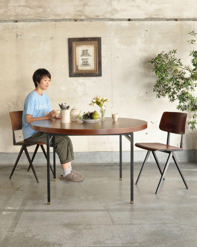 アンティークのテーブル　アンティーク家具　異素材を組み合わせたアンティークのダイニングテーブル（円卓）。お部屋の挿し色になるテーブルアンティークらしい色使いのツートーンカラーのテーブルは人気のアイテム。(x-877-f)