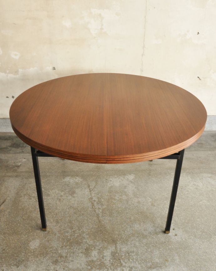アンティークのテーブル　アンティーク家具　異素材を組み合わせたアンティークのダイニングテーブル（円卓）。天板もキレイに修復しましたテーブルの主役はやっぱり天板。(x-877-f)