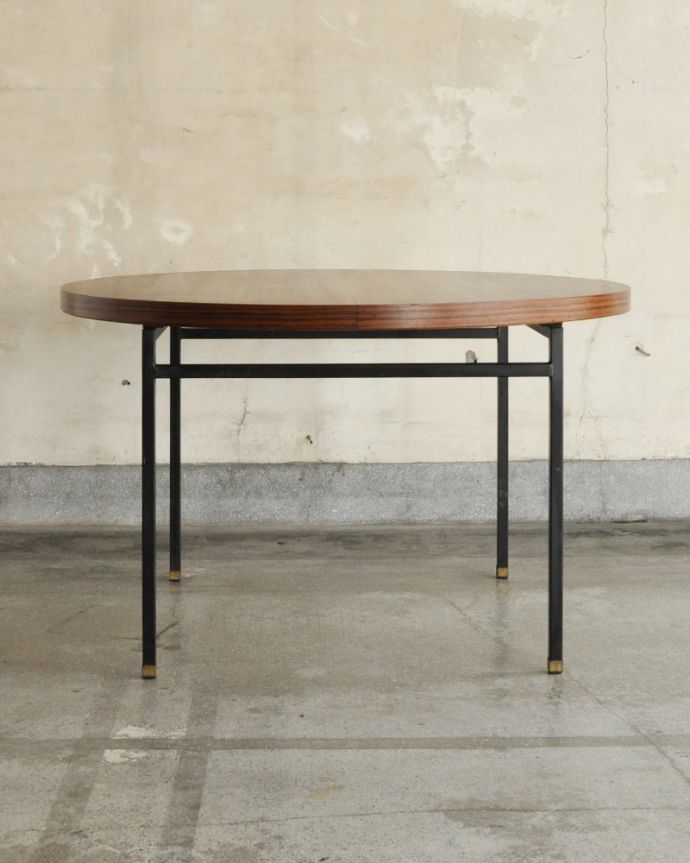 アンティークのテーブル　アンティーク家具　異素材を組み合わせたアンティークのダイニングテーブル（円卓）。真横から見ると･･･サイドから見てみると、こんな感じで美しいです。(x-877-f)