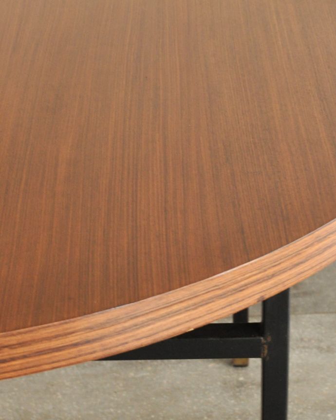 アンティークのテーブル　アンティーク家具　異素材を組み合わせたアンティークのダイニングテーブル（円卓）。近づいてみるとこんな感じです。(x-877-f)
