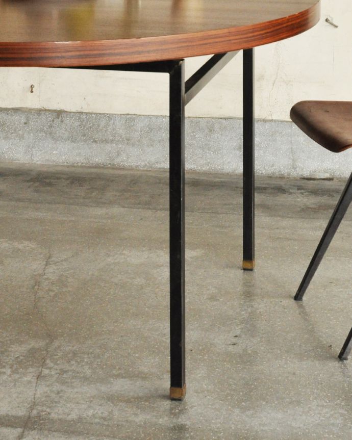 アンティークのテーブル　アンティーク家具　異素材を組み合わせたアンティークのダイニングテーブル（円卓）。持ち上げなくても移動できます！Handleのアンティークは、脚の裏にフェルトキーパーをお付けしていますので、床を滑らせてれば女性1人でも移動が簡単です。(x-877-f)