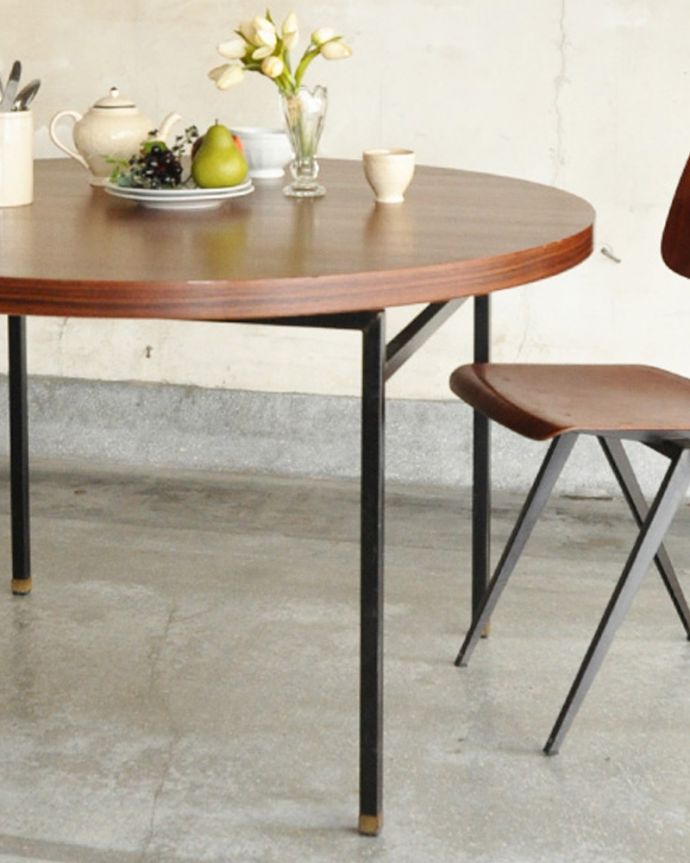 アンティークのテーブル　アンティーク家具　異素材を組み合わせたアンティークのダイニングテーブル（円卓）。アンティークらしい色使いお部屋の挿し色に。(x-877-f)