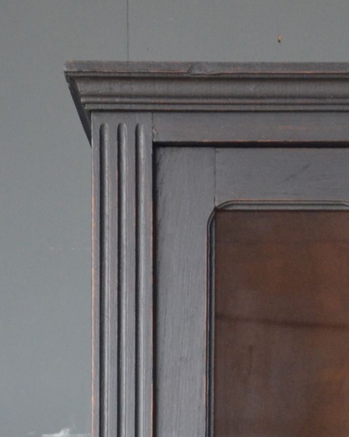 アンティークのキャビネット　アンティーク家具　クールなカラーのアンティーク家具、大人のためのフレンチガラスキャビネット。美しい彫にうっとり。(x-878-f)