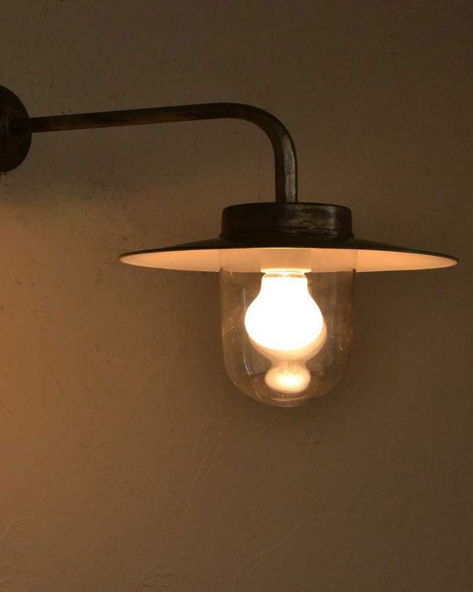 壁付けブラケット　照明・ライティング　フランス輸入のアンティークウォールデッキランプ、ポーチライト(外灯）（E26球付）。。(x-878-z)