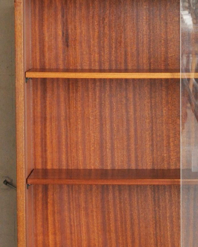 アンティークのキャビネット　アンティーク家具　シンプルなアンティーク家具、北欧スタイルのグラスキャビネット（本棚）。棚板は２枚木製のものが付いています。(x-883-f)