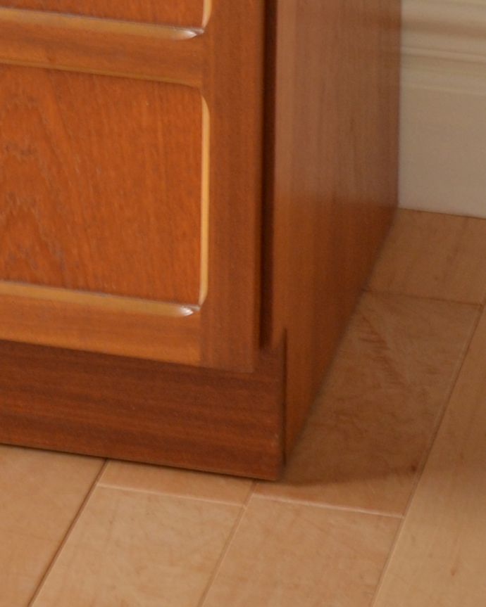 アンティークのキャビネット　アンティーク家具　英国の高級家具メーカーが造り上げたアンティークスモールキャビネット。脚は床に付いたデザインです。(x-884-f)