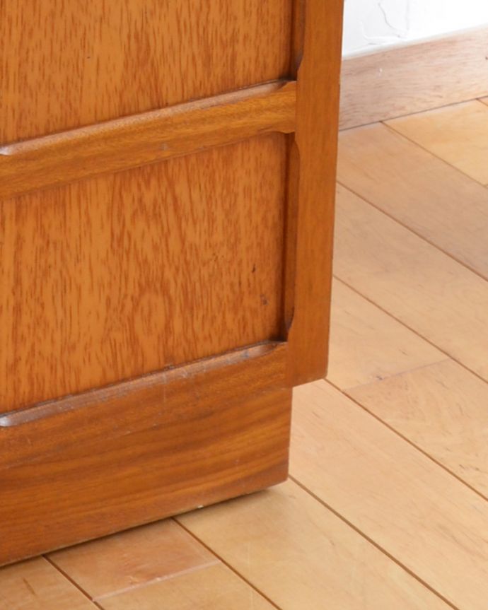 アンティークのキャビネット　アンティーク家具　北欧スタイルのヴィンテージ家具、電話台にピッタリなネイサン社のチェスト（スモールキャビネット）。脚は床に付いたデザインです。(x-885-f)