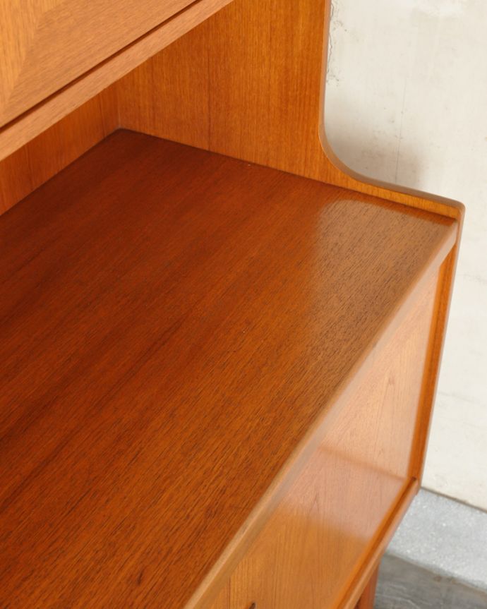 G-PLAN(Gプラン)　アンティーク家具　食器棚にもおススメのヴィンテージ北欧スタイルの家具、G-Planのサイドボード。木目の表情がよく出ています。(x-890-f)