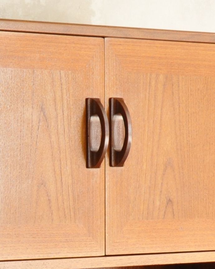 G-PLAN(Gプラン)　アンティーク家具　食器棚にもおススメのヴィンテージ北欧スタイルの家具、G-Planのサイドボード。扉の取っ手も引き出しとお揃い。(x-890-f)