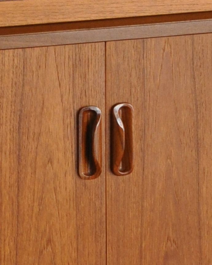 G-PLAN(Gプラン)　アンティーク家具　リビングボードにイチ押し！お片付け上手なアンティークサイドボード（G-plan）。扉の取っ手も引き出しとおそろいの形です。(x-894-f)